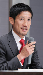 ロンドン五輪のマラソン代表に決まり、笑顔で記者会見する藤原