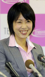 ロンドン五輪のマラソン代表に決まり、笑顔で記者会見する重友